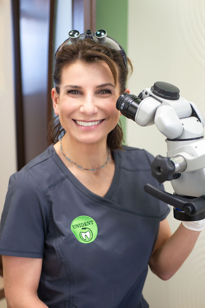 dentysta z mikroskopem